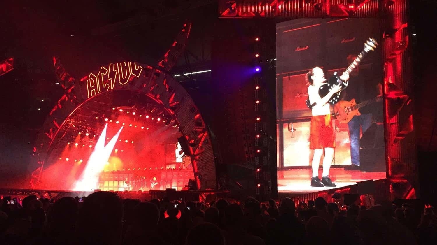 WLAN für das AC/DC Konzert Rock or Bust 15 in der Veltins Arena - wirelessmaxx - drahtlose kompetenz GmbH