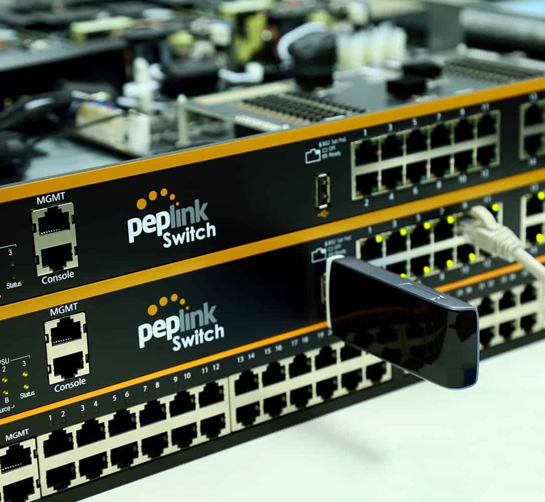 Conmutador Peplink SD de 24 puertos y 850 W