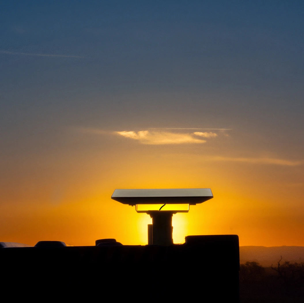 Starlink Antenne mit Sonnenuntergang